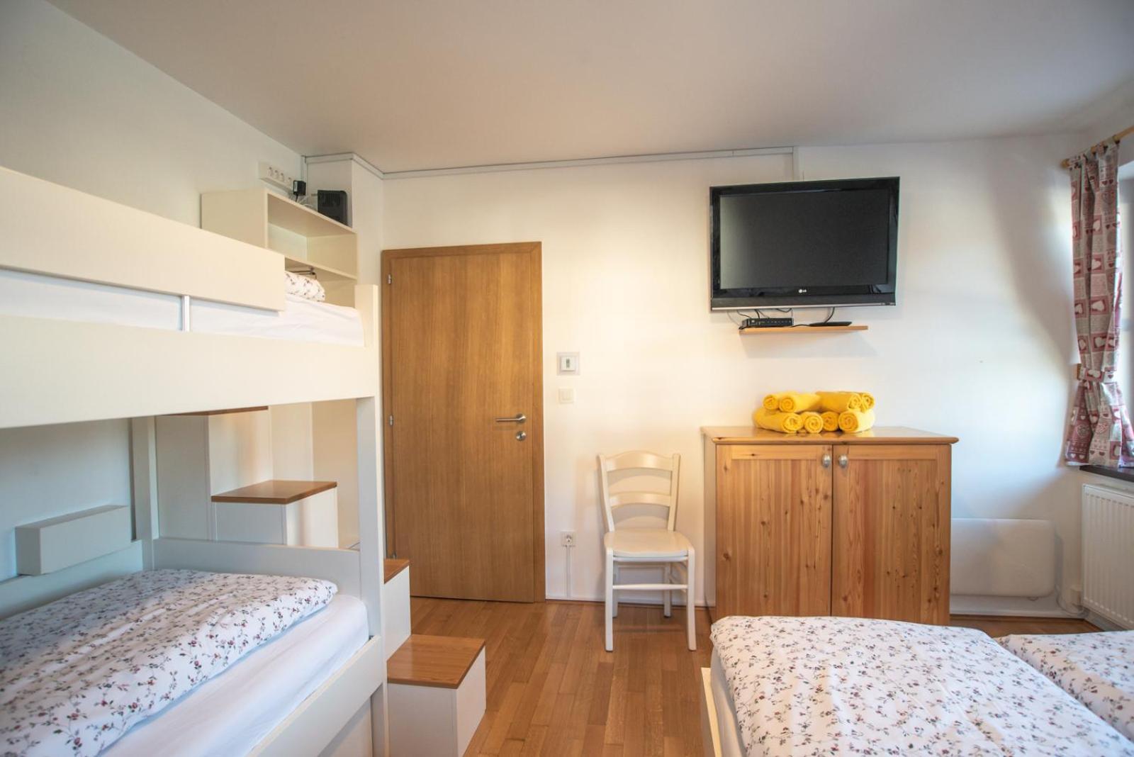 Pritlicni Apartma Hribovc Z Atrijem クランスカゴーラ エクステリア 写真