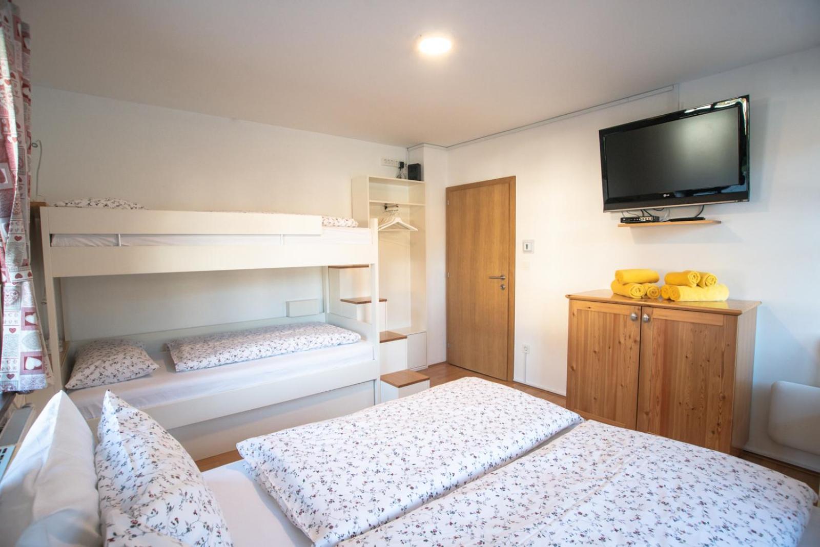 Pritlicni Apartma Hribovc Z Atrijem クランスカゴーラ エクステリア 写真