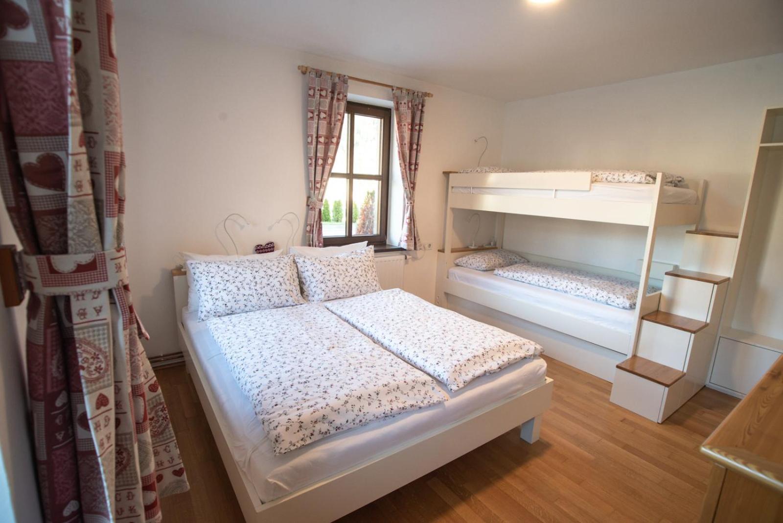 Pritlicni Apartma Hribovc Z Atrijem クランスカゴーラ エクステリア 写真